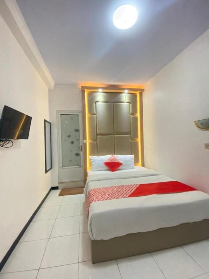 Oyo 1351 Tanggulasi Resto & Residence Syariah Magetan エクステリア 写真