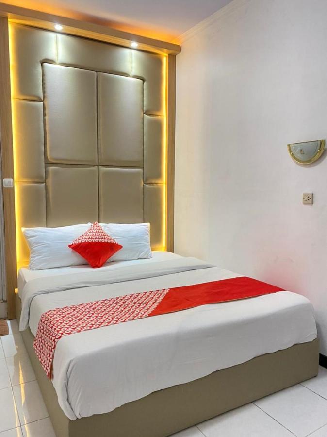 Oyo 1351 Tanggulasi Resto & Residence Syariah Magetan エクステリア 写真