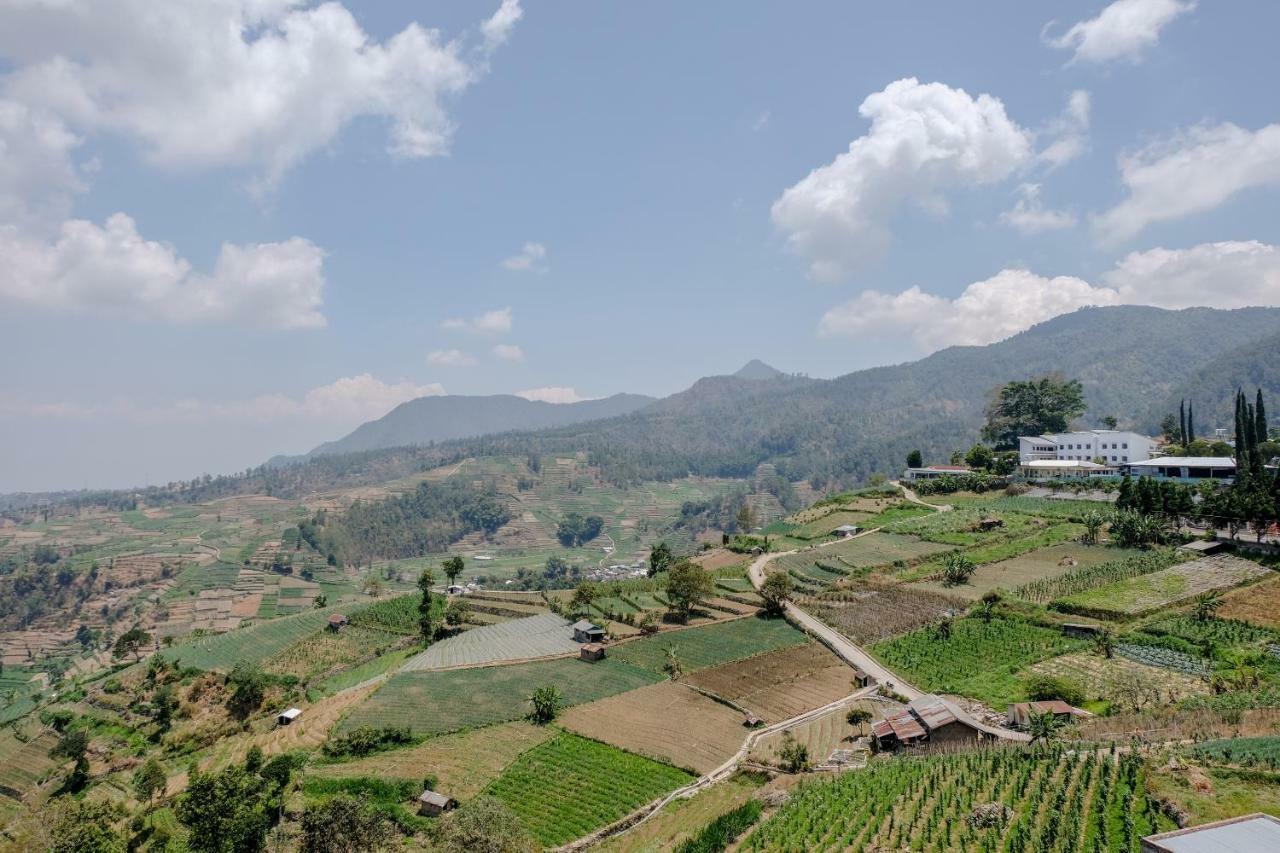Oyo 1351 Tanggulasi Resto & Residence Syariah Magetan エクステリア 写真